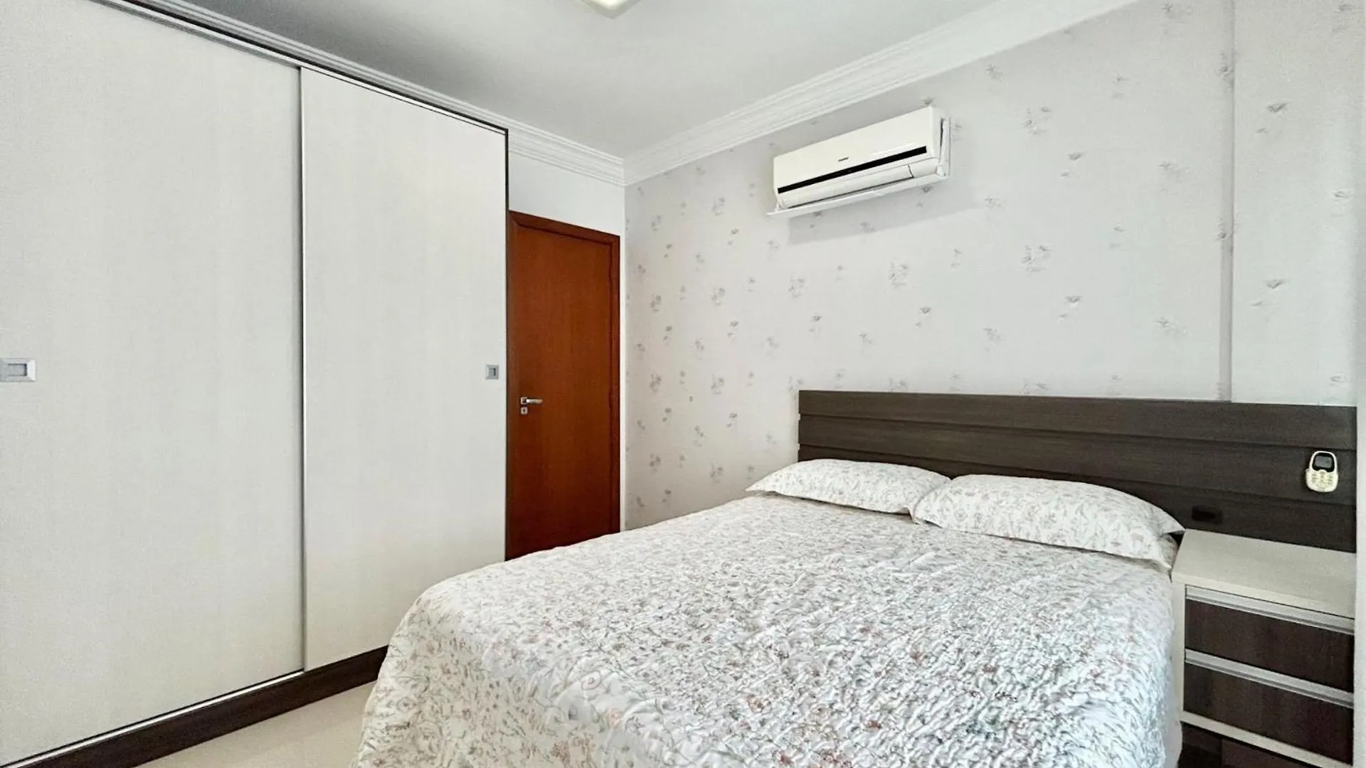 404 - Residencial Isaura. Apto Em Bombas Com 3 Dormitorios. Bombinhas